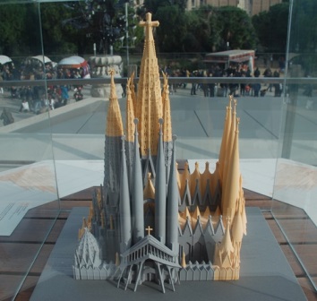 Maqueta Sagrada Familia de Gaudí en el exterior del Templo