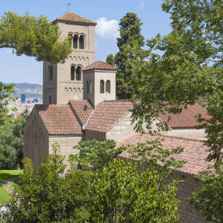 Monasterio románico de Sant Miquel en Catalunya en el Poble Espanyol de Barcelona