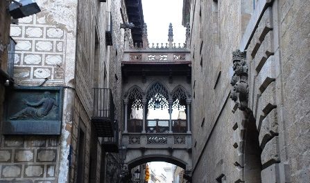 Pont del Bisbe o Puente del obispo en el Barrio Gótico en Barcelona