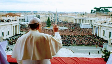 El Papa dando bendición en el Vaticano