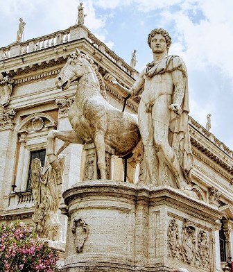 Esculturas enormes de Castro y Pólux en la Piazza del Campidoglio en Roma
