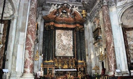 Interior de la iglesia de Santa Ines en Agonia en Roma