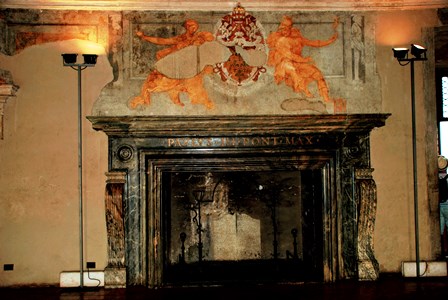 Chimeneas y frescos en la pared de la época en la que el Castillo de Sant´Angelo fue palacio