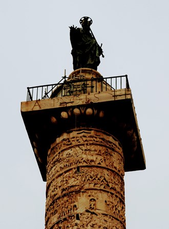 Estatua de San Pablo coronanado la Columna de Marco Aurelio