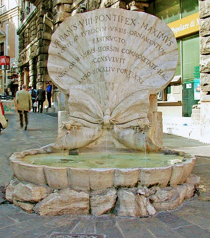 Fuente de las Abejas de Bernini en la Piazza Barberini en Roma