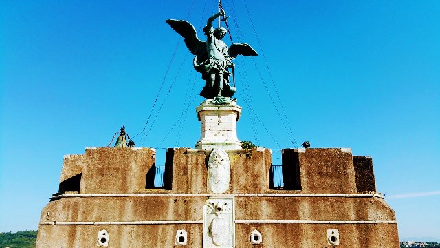 La estatua del arcángel San Miguel coronando la terraza del Castillo de Sant´Angelo
