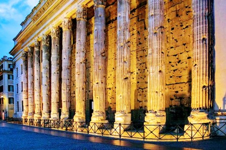 Impresionantes columnas del Templo de Adriano