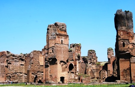 Muros enormes de ladrillo de las Termas de Caracalla