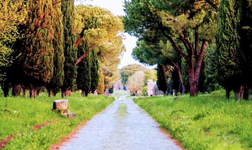 Via Appia Antica en Roma, importante calzada romana