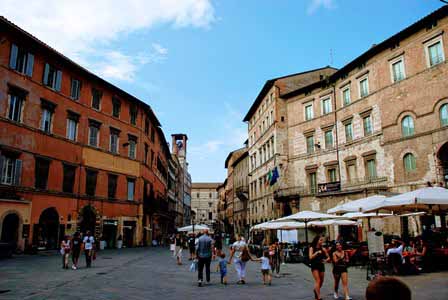 Animadas calles medievales en Perugia