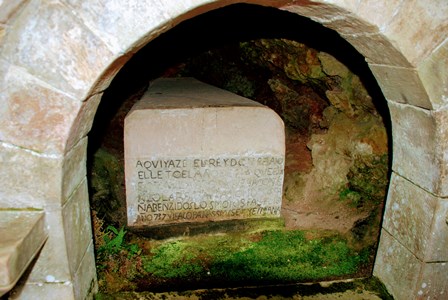 Tumba de Don Pelayo en el Santuario de Covadonga