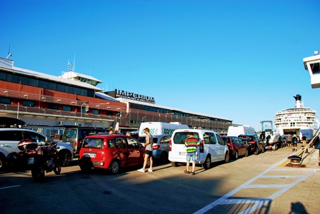 Cola para el ferry de Split a la isla de Hvar (Croacia)