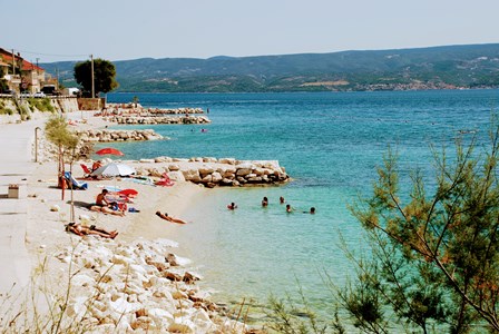 Playa entre Split y Omis (Croacia)