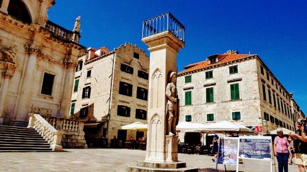 Columna de Orlando en la Plaza de Luža de Dubrovnik