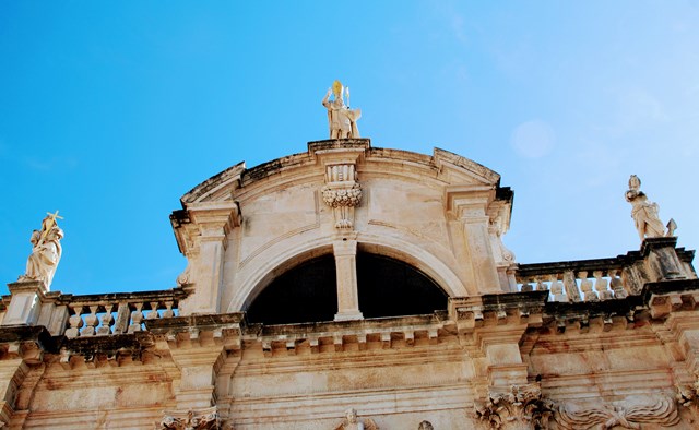 Estatuas de San Blas, la Fe y la Esperanza de Gropelli en lo alto de la Iglesia de San Blas de Dubrovnik