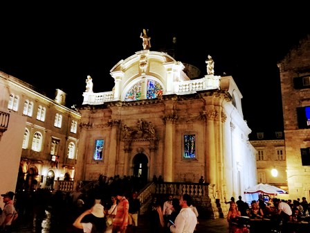 Iglesia de San Blas de Dubrovnik iluminada por la noche
