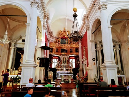 Interior de la Iglesia barroca de San Blas de Dubrovnik y su Altar Mayor