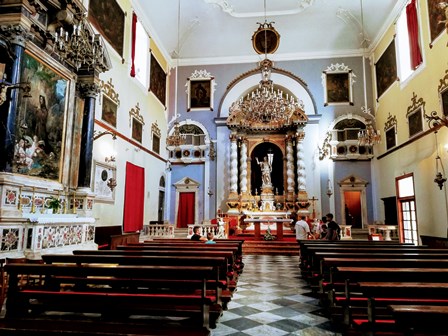 Interior de la Iglesia de San Francisco en Dubrovnik