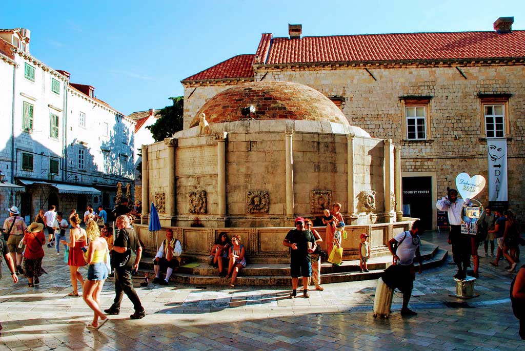 La gran Fuente de Onofrio, con sus 16 máscaras (Dubrovnik)