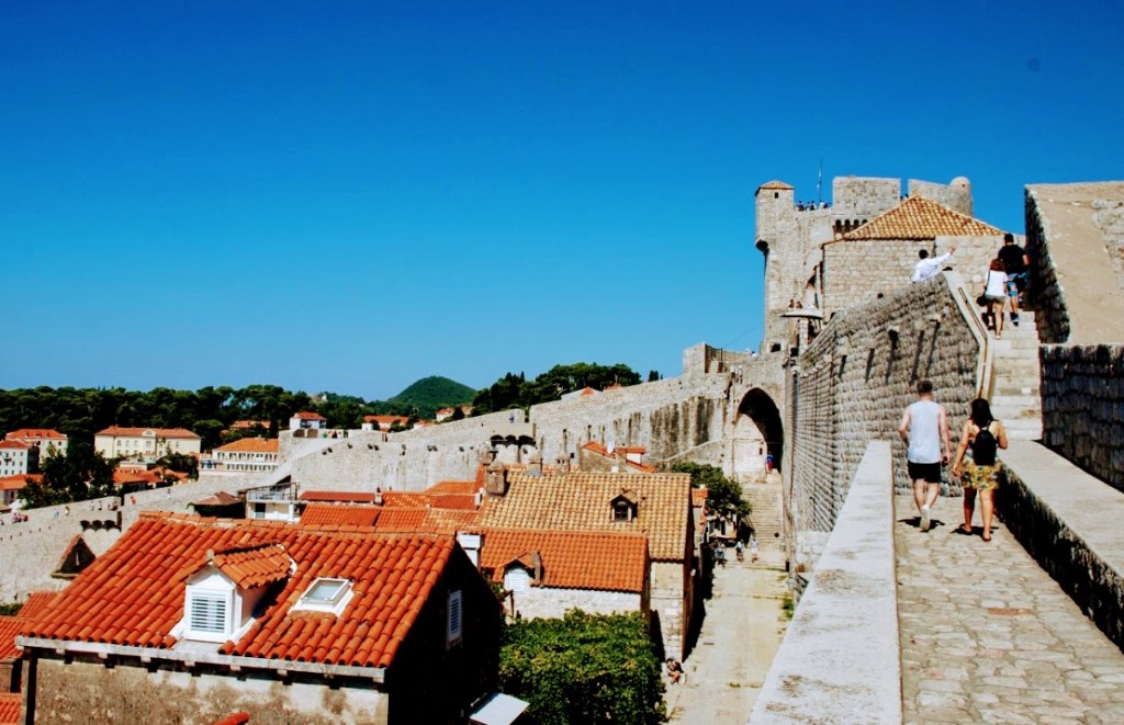 Recorriendo las impresionantes murallas y fuertes de Dubrovnik