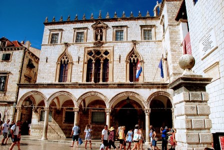 Precioso Palacio Sponza en la Plaza de Luža de Dubrovnik