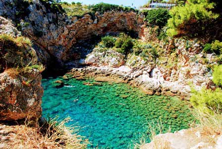 Aguas turquesas en la Playa Sulic, junto al Fuerte de San Lorenzo o Lovrijenac en Dubrovnik