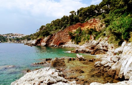 Dance Beach, playa de rocas cerca de las murallas