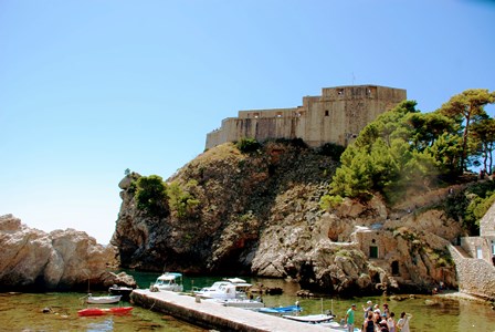 Precioso acceso hasta el Fuerte de San Lorenzo o Lovrijenac en Dubrovnik