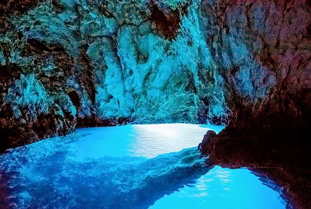 Cueva azul en la isla de Bisevo en Croacia
