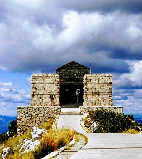 El Mausoleo de Njegoš en el Parque Nacional de Lovćen en Montenegro