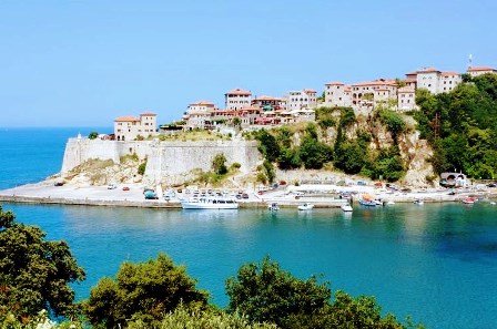 El pueblo de Ulcinj entre Montenegro y Albania