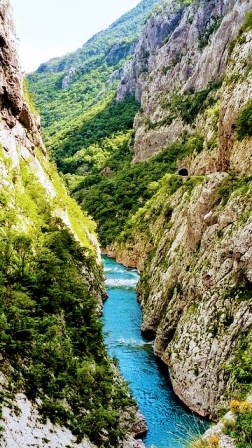 Impresionante cañón del río Tara en el Parque Nacional de Durmitor (Montenegro)