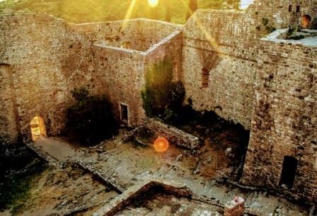 Ruinas de la fortaleza en la antigua Stari Bar en Montenegro