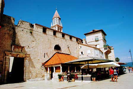 Puerta del Mar, junto al mercado del pescado en Trogir (Croacia)