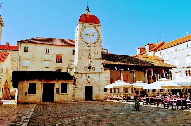 Torre del Reloj y logia en la Plaza Juan Pablo II de Trogir (Croacia)